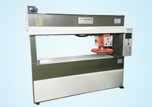 Traveling head hydraulic cutting machine